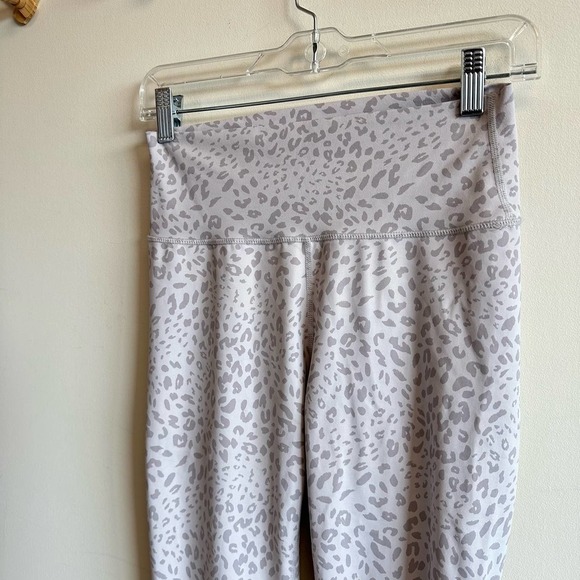 ALLFENIX x Anthropologie Gray Cheetah 7/8 Leggings Size Medium - Picture 4 of 10